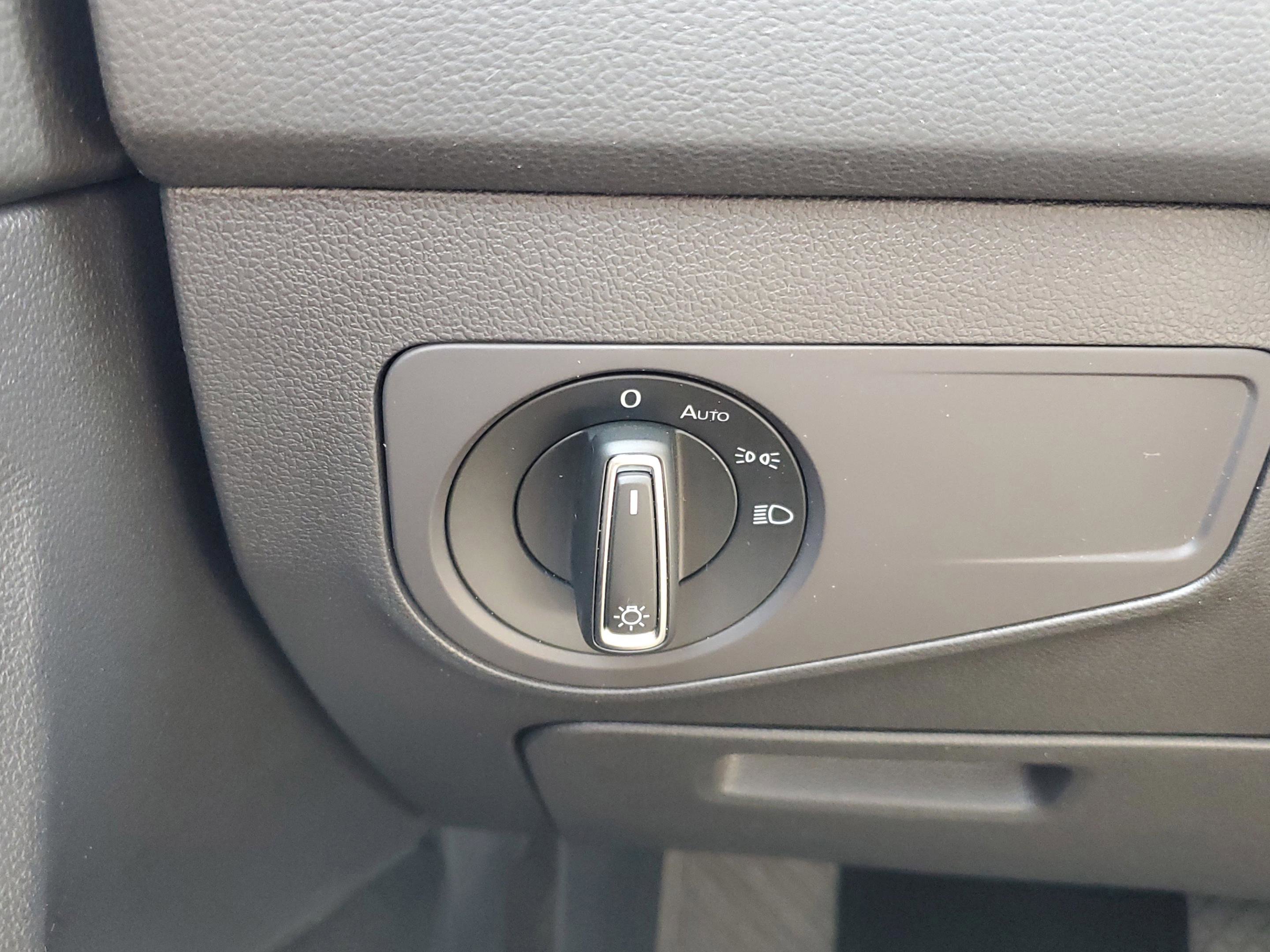 Used 2021 Volkswagen Tiguan SE image 16