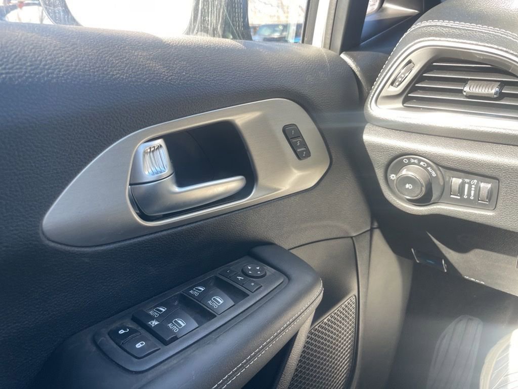Used 2024 Chrysler Pacifica Limited w/ Uconnect Theater Family Group image 21