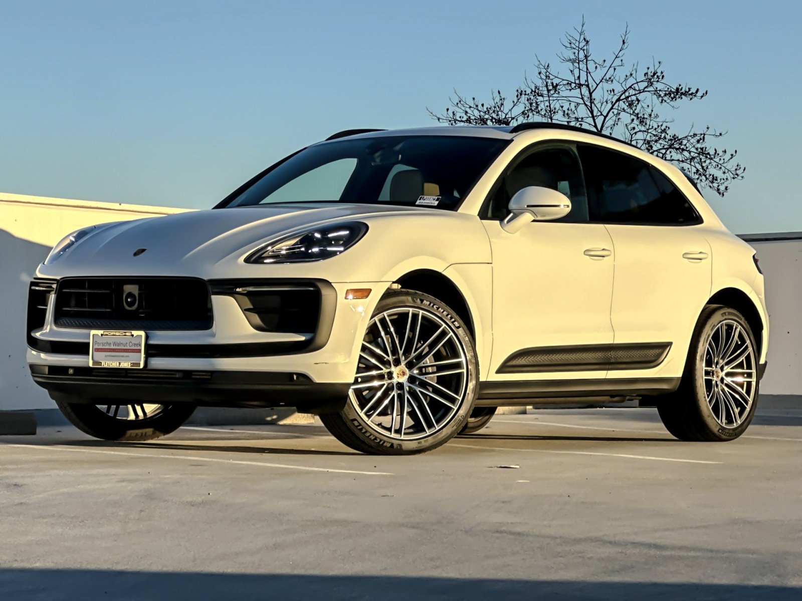 Used 2025 Porsche Macan image 1