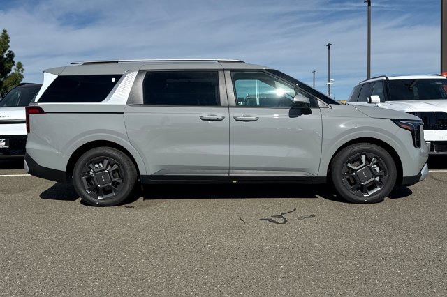New 2027 Kia Carnival EX FWD image 3