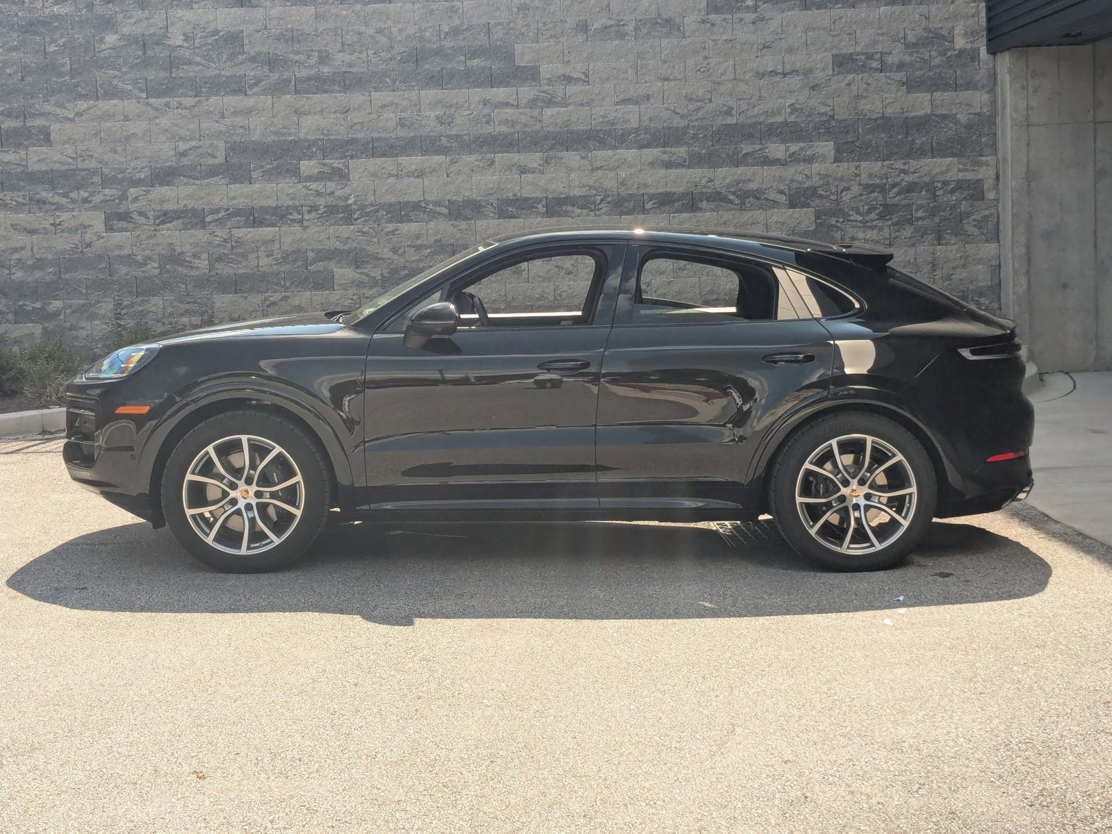 Certified 2025 Porsche Cayenne Coupe AWD/4WD image 2