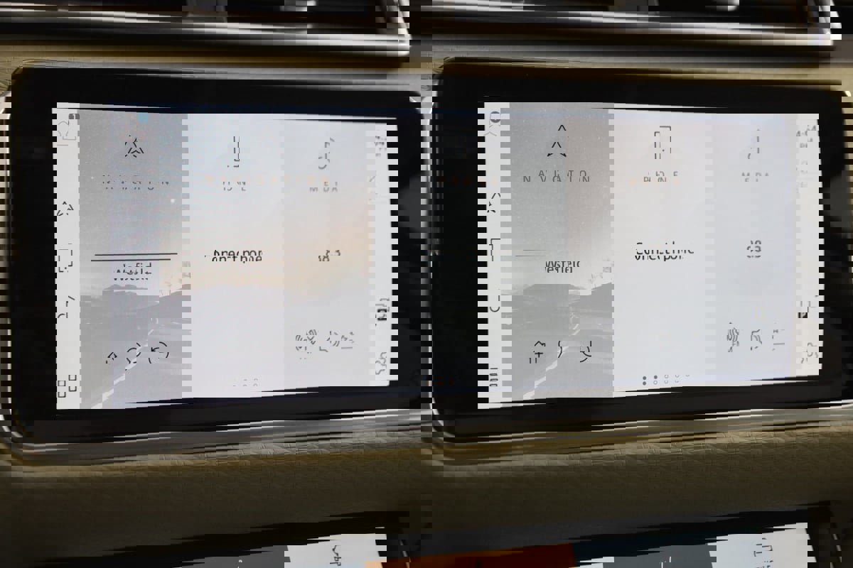 Used 2021 Land Rover Range Rover Velar R-Dynamic S image 32