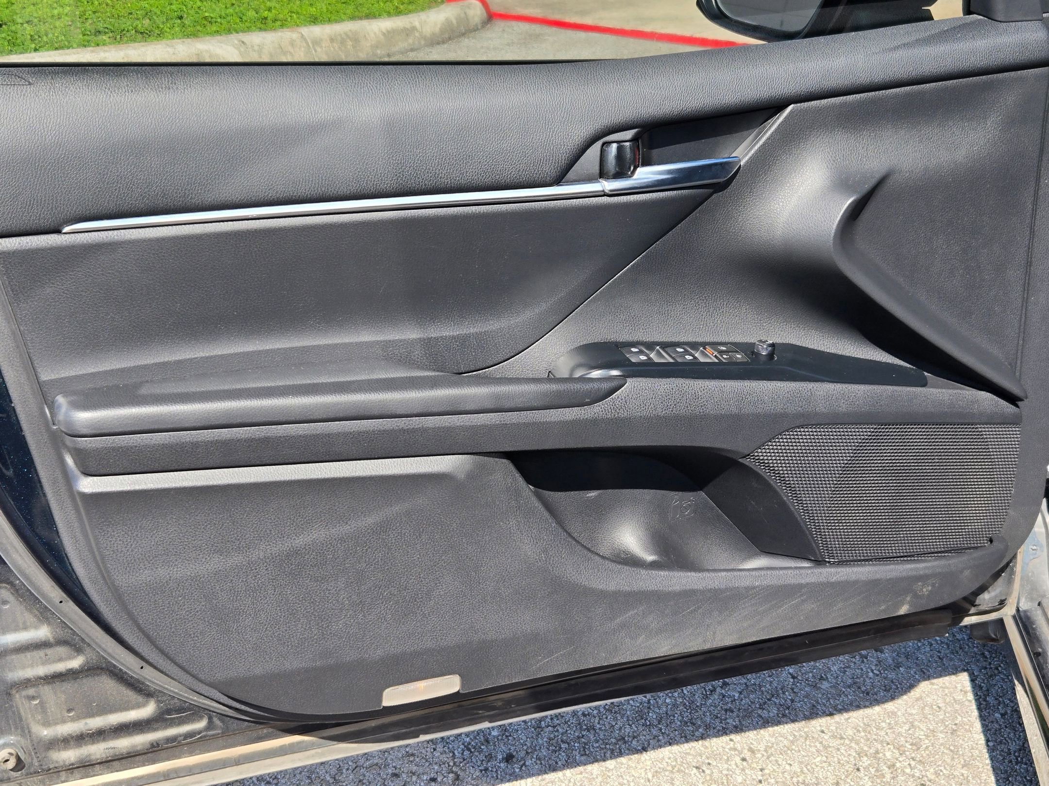 Used 2018 Toyota Camry SE w/ Moonroof Package FWD image 10