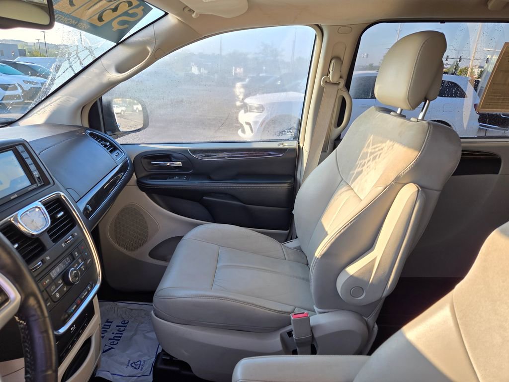 Used 2016 Chrysler Town & Country Limited Platinum image 23