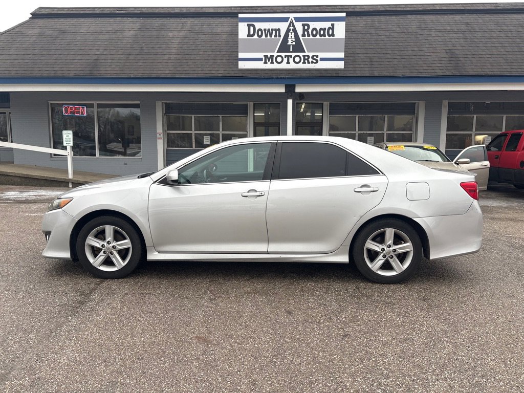 Used 2014 Toyota Camry SE image 2