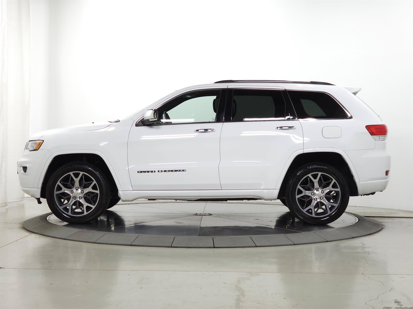 Used 2019 Jeep Grand Cherokee Overland AWD/4WD image 5