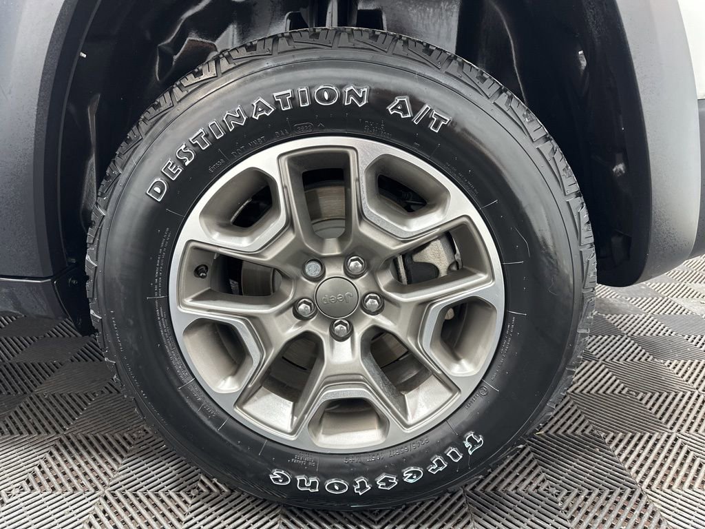 Used 2023 Jeep Cherokee Trailhawk image 32