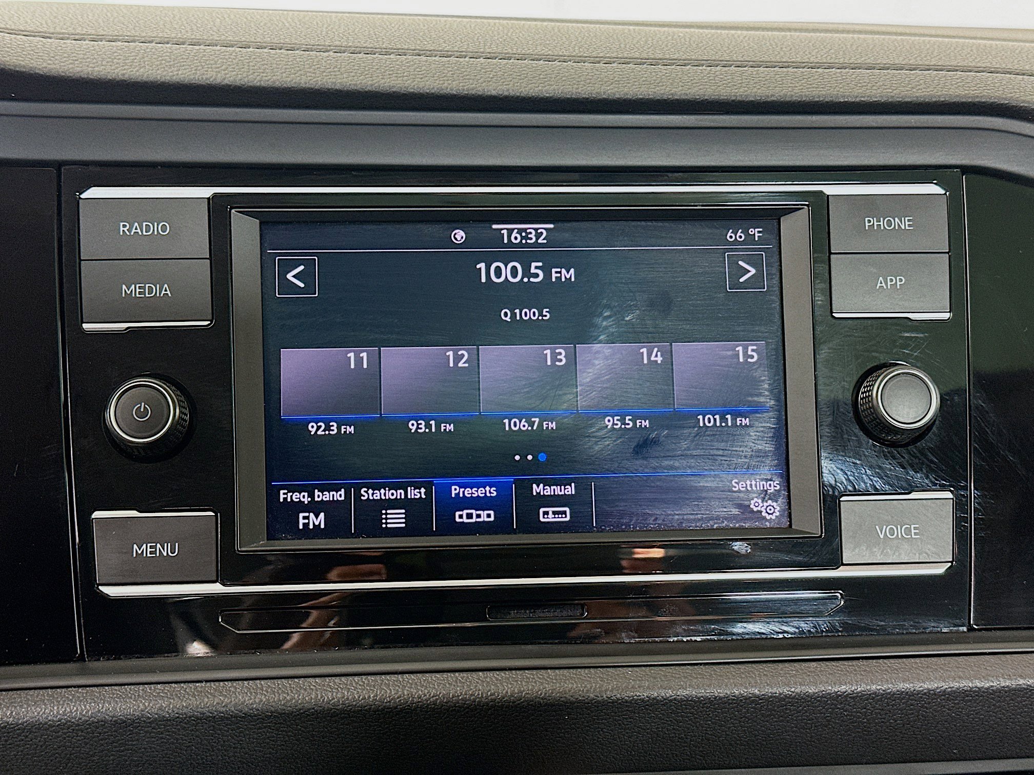 Used 2024 Volkswagen Jetta SE w/ Panoramic Sunroof Package FWD image 21