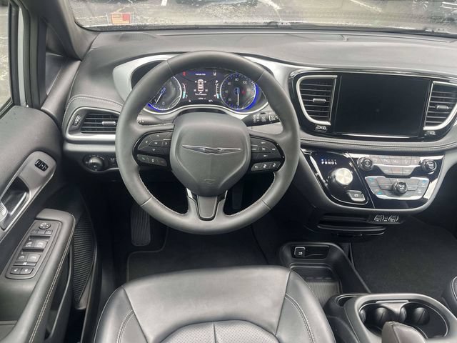 Used 2024 Chrysler Pacifica Touring-L w/ S Appearance Package FWD image 16
