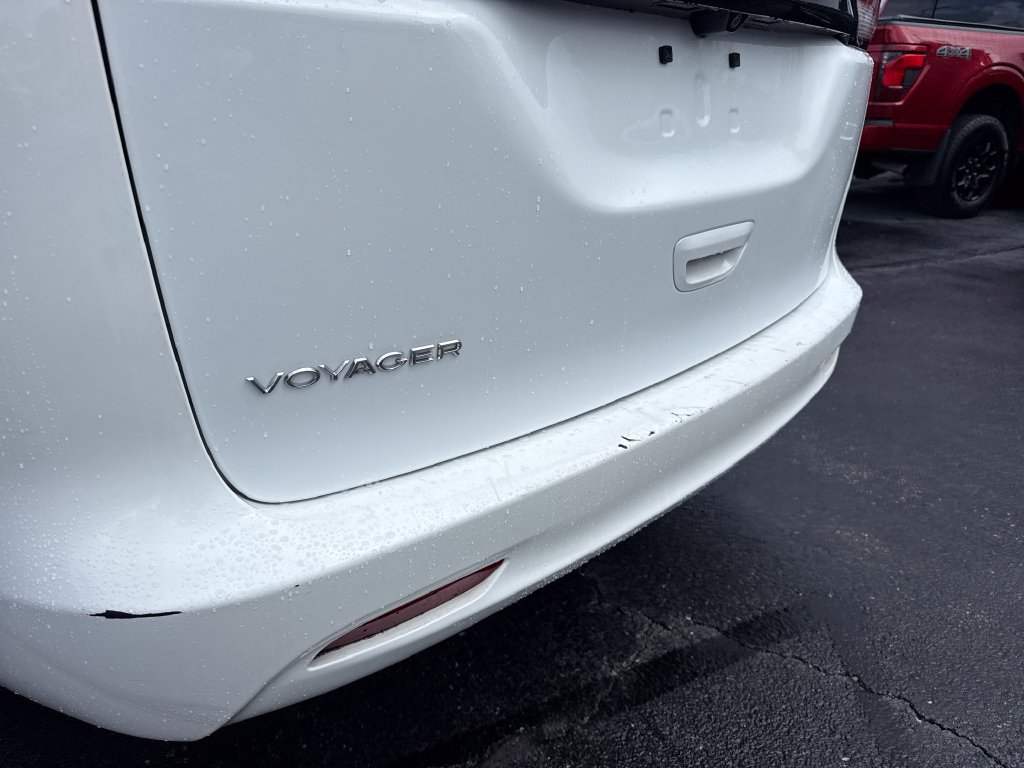 Used 2023 Chrysler Voyager LX FWD image 11
