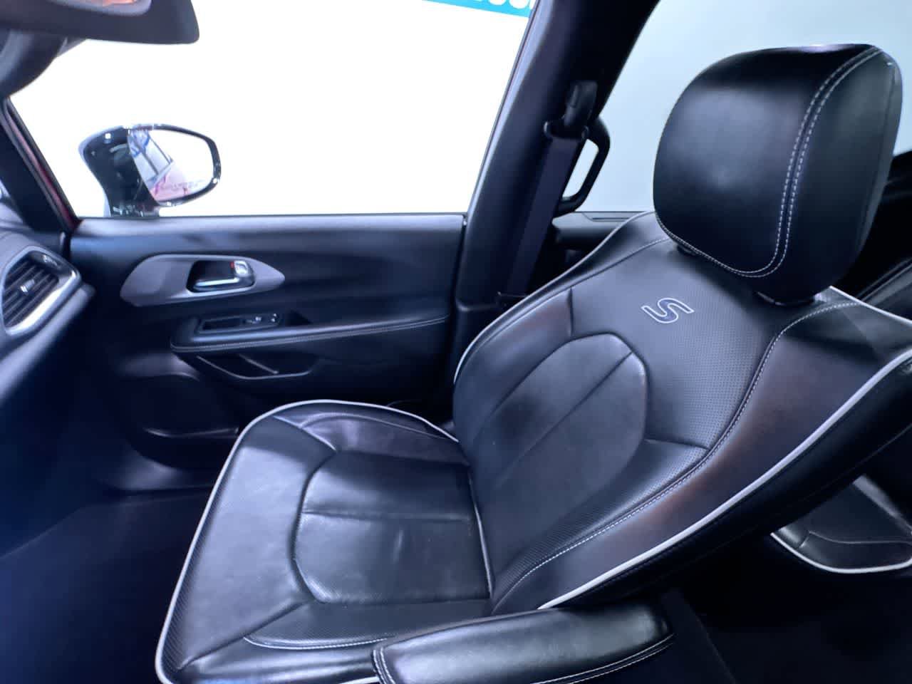 Used 2025 Chrysler Pacifica Limited FWD image 37