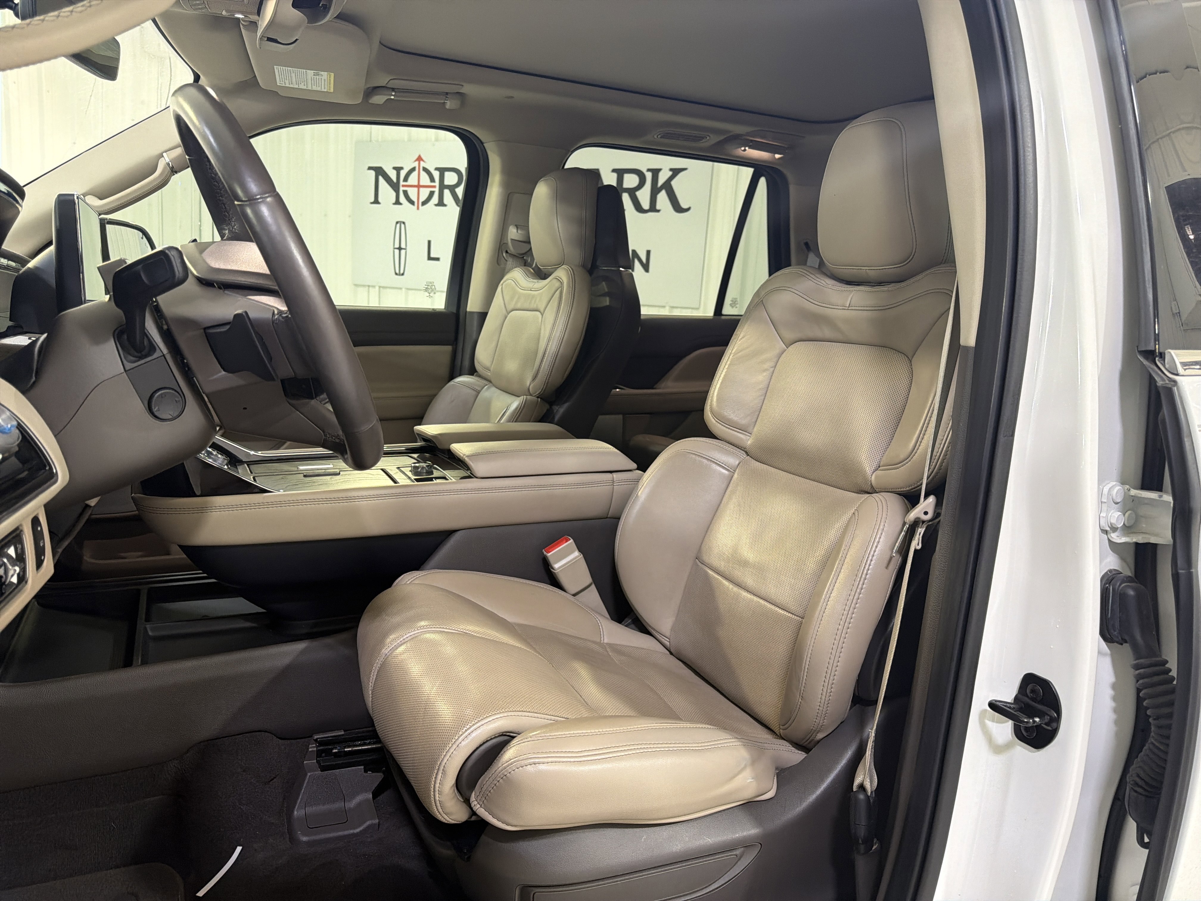 Used 2022 Lincoln Navigator L Reserve AWD/4WD image 9