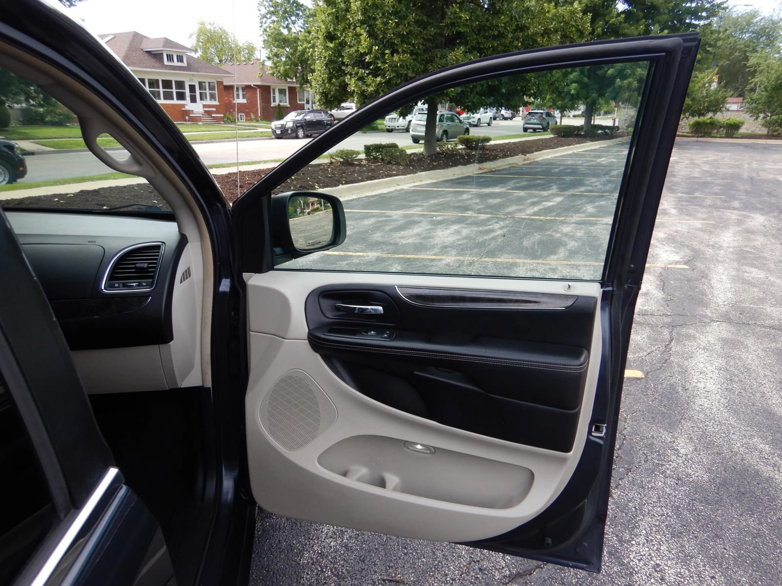 Used 2014 Chrysler Town & Country Touring FWD image 17