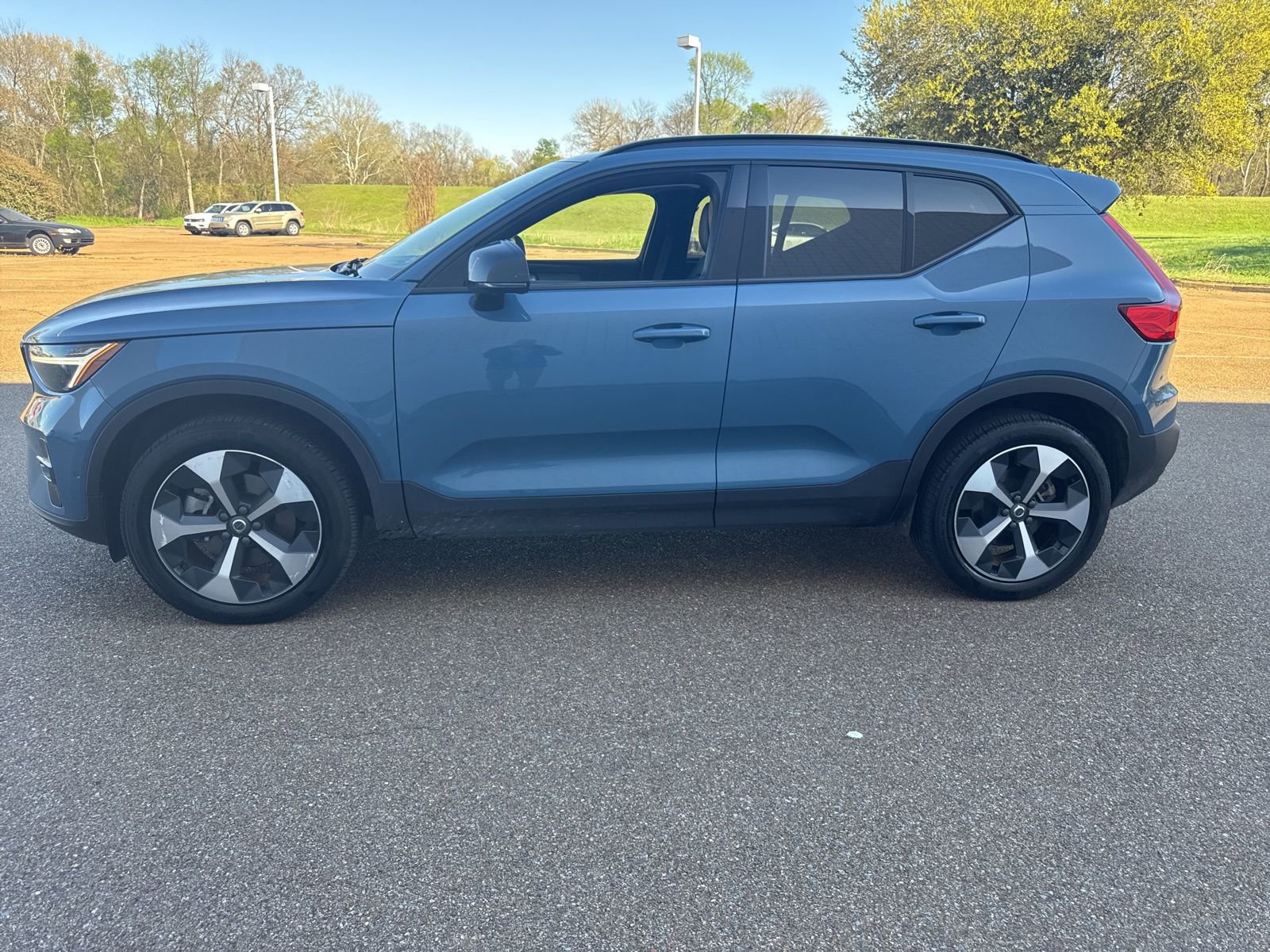 Used 2024 Volvo XC40 B5 Plus image 4