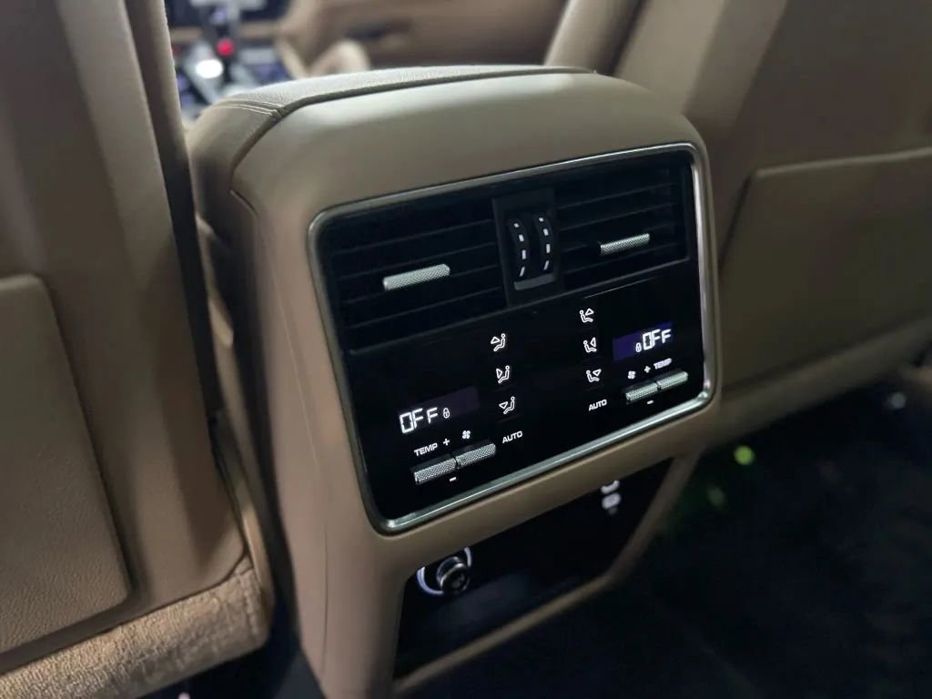 Used 2023 Porsche Cayenne w/ Premium Package image 17