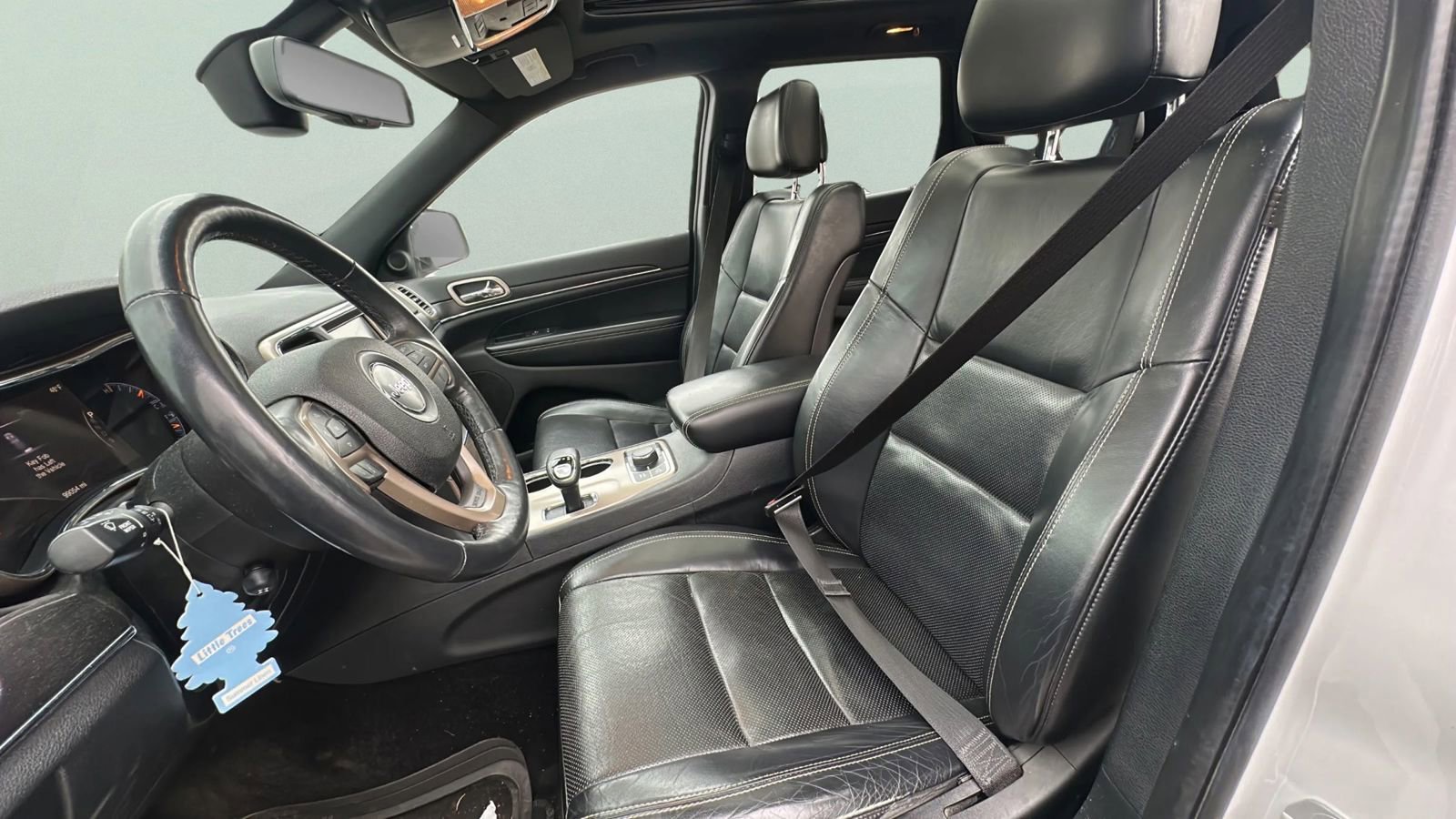 Used 2015 Jeep Grand Cherokee Limited w/ Luxury Group II image 17