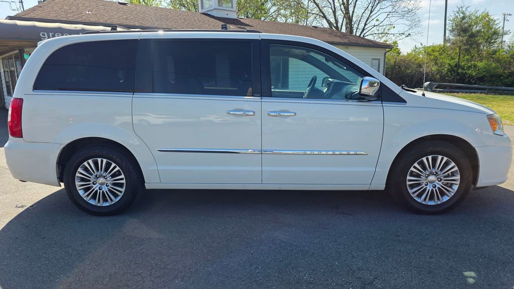 Used 2013 Chrysler Town & Country Touring-L w/ Entertainment Group #2 image 4
