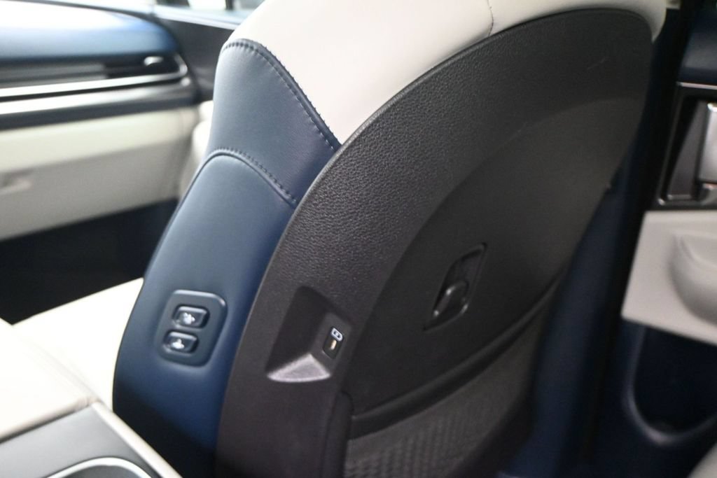 Used 2026 Kia Carnival SX w/ SX Dark Edition Package FWD image 3