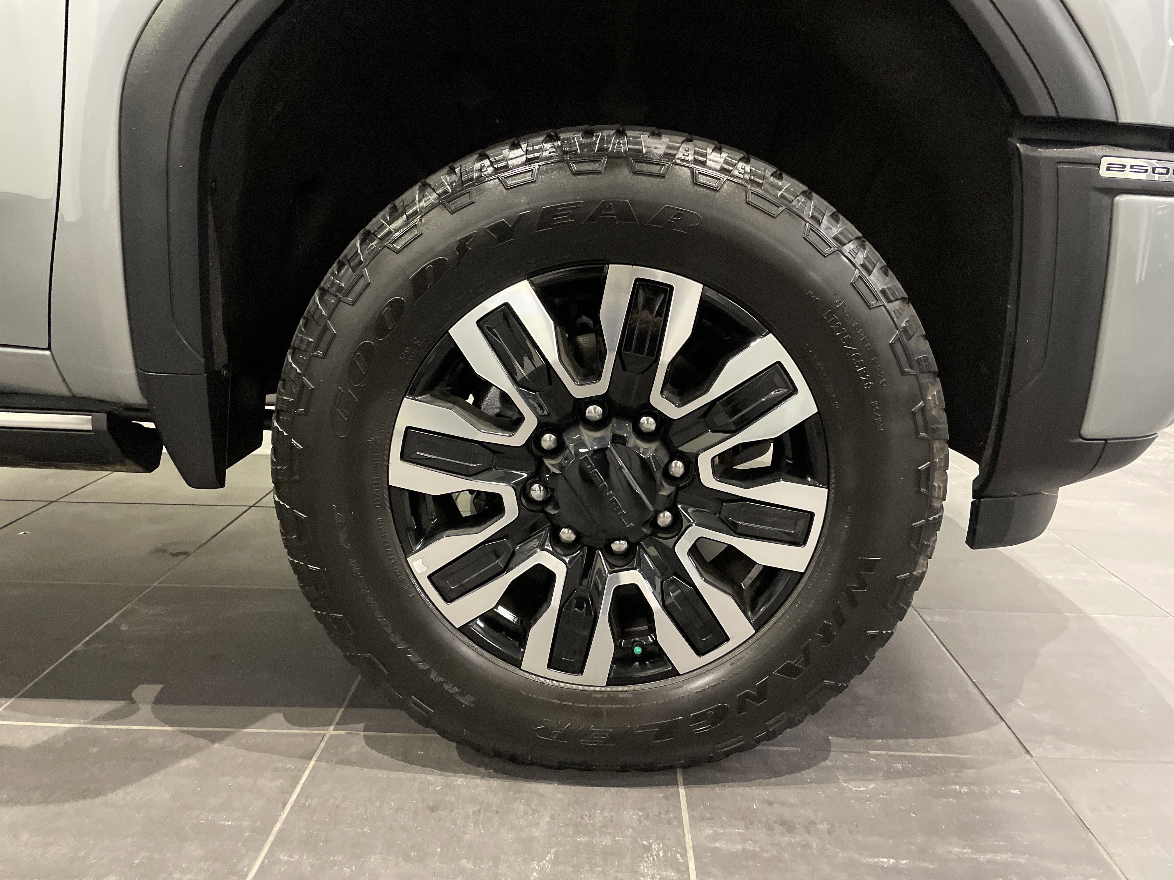 Used 2025 GMC Sierra 2500 Denali Ultimate image 12