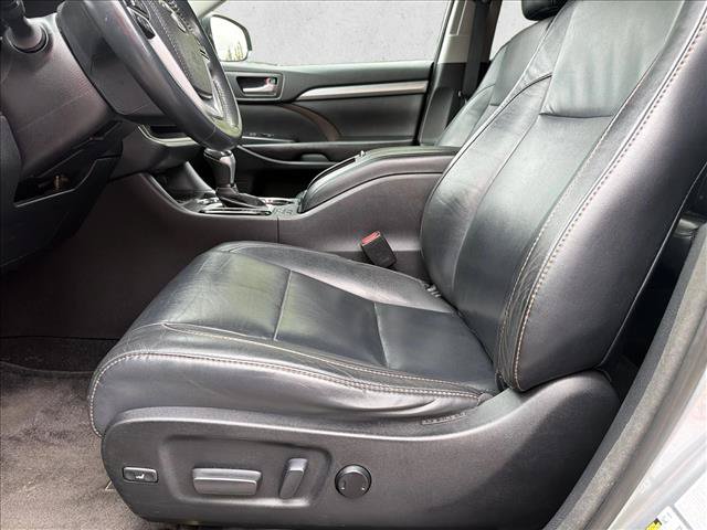 Used 2016 Toyota Highlander XLE w/ Four Season Floor Mat Package AWD/4WD image 12