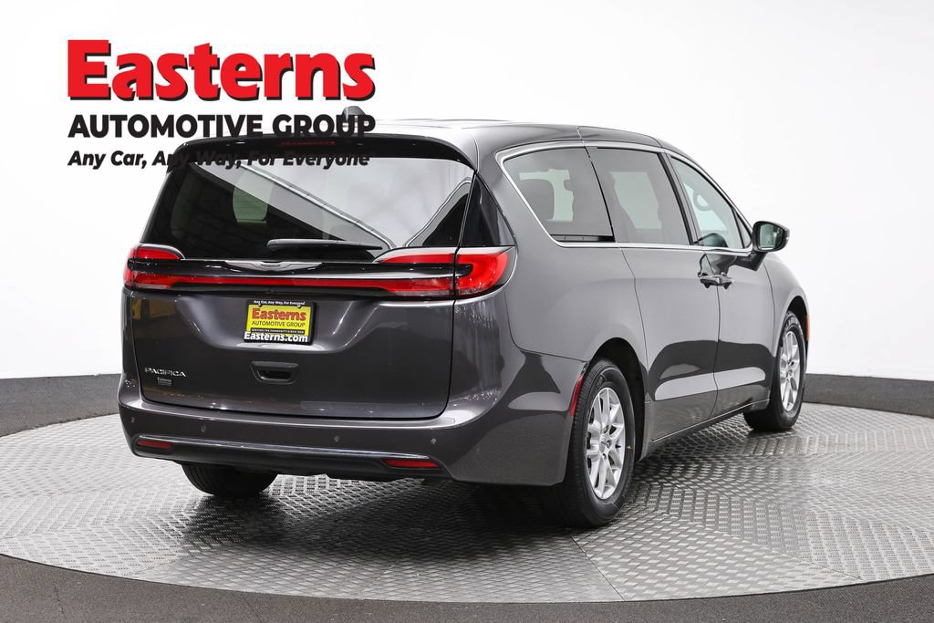Used 2023 Chrysler Pacifica Touring-L FWD image 5