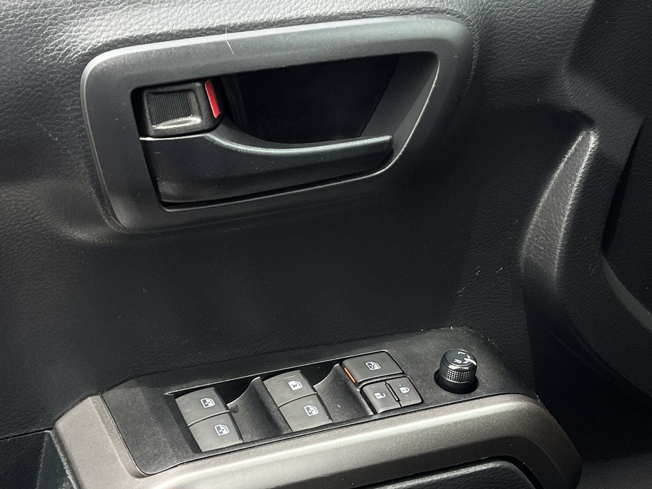 Used 2022 Toyota Tacoma SR5 RWD image 21