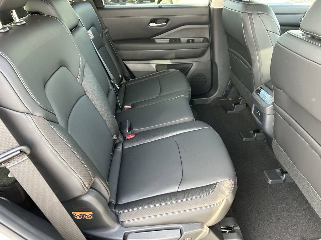 New 2025 Nissan Pathfinder SL image 11