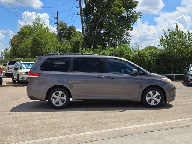 Used 2014 Toyota Sienna LE FWD image 4