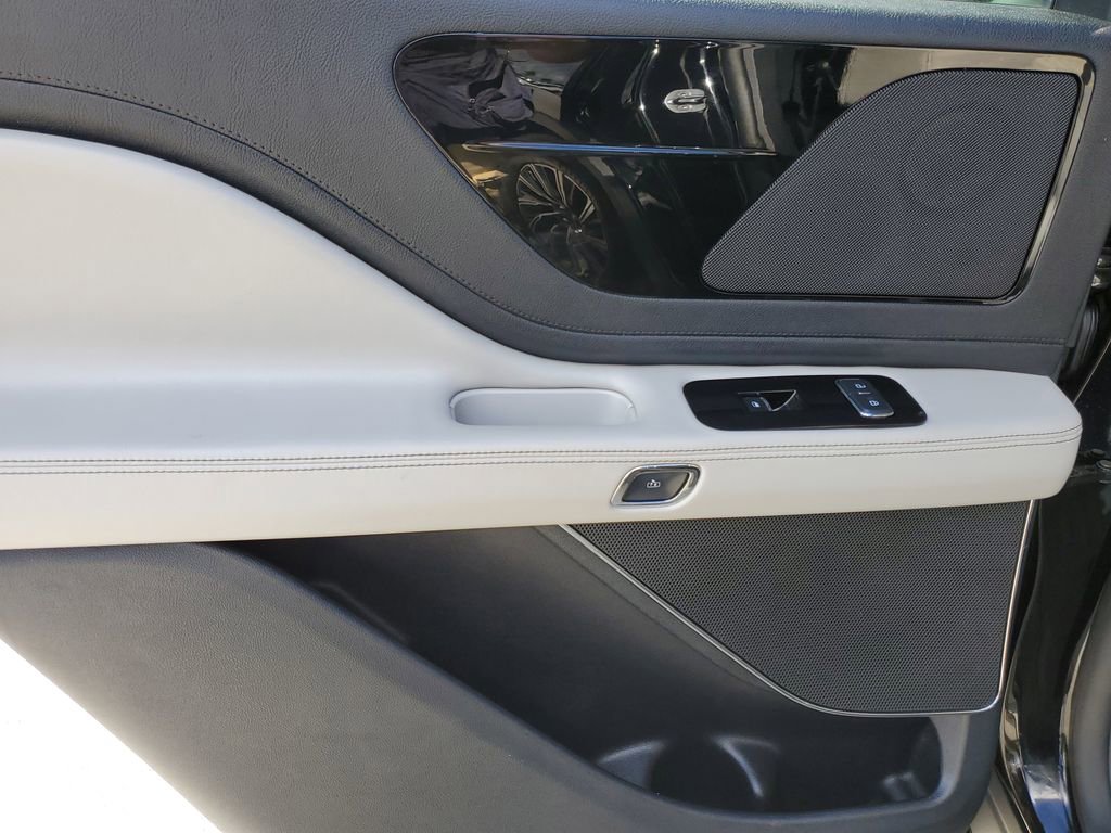 Used 2025 Lincoln Aviator 2WD image 9