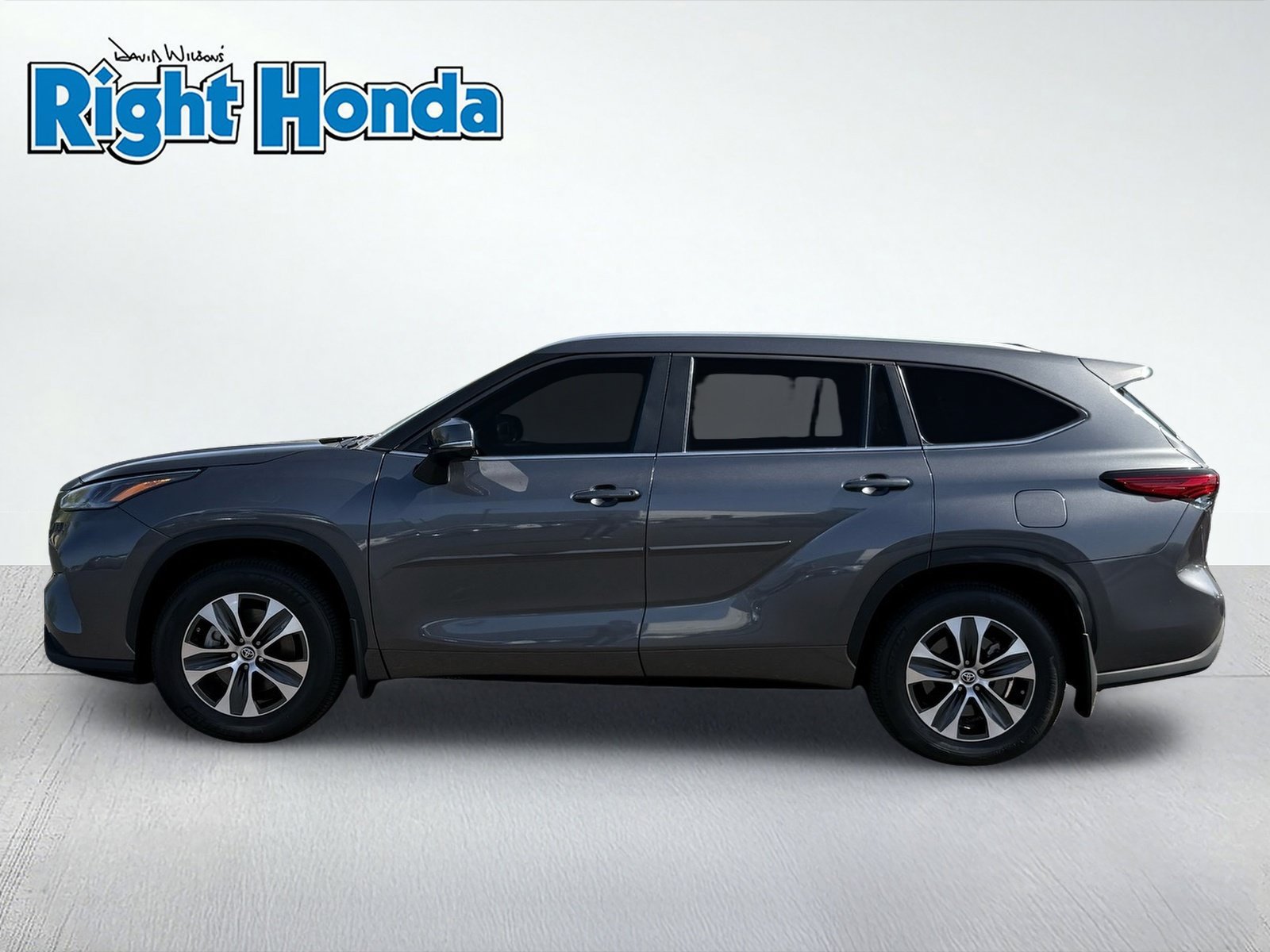 Used 2023 Toyota Highlander XLE FWD image 3