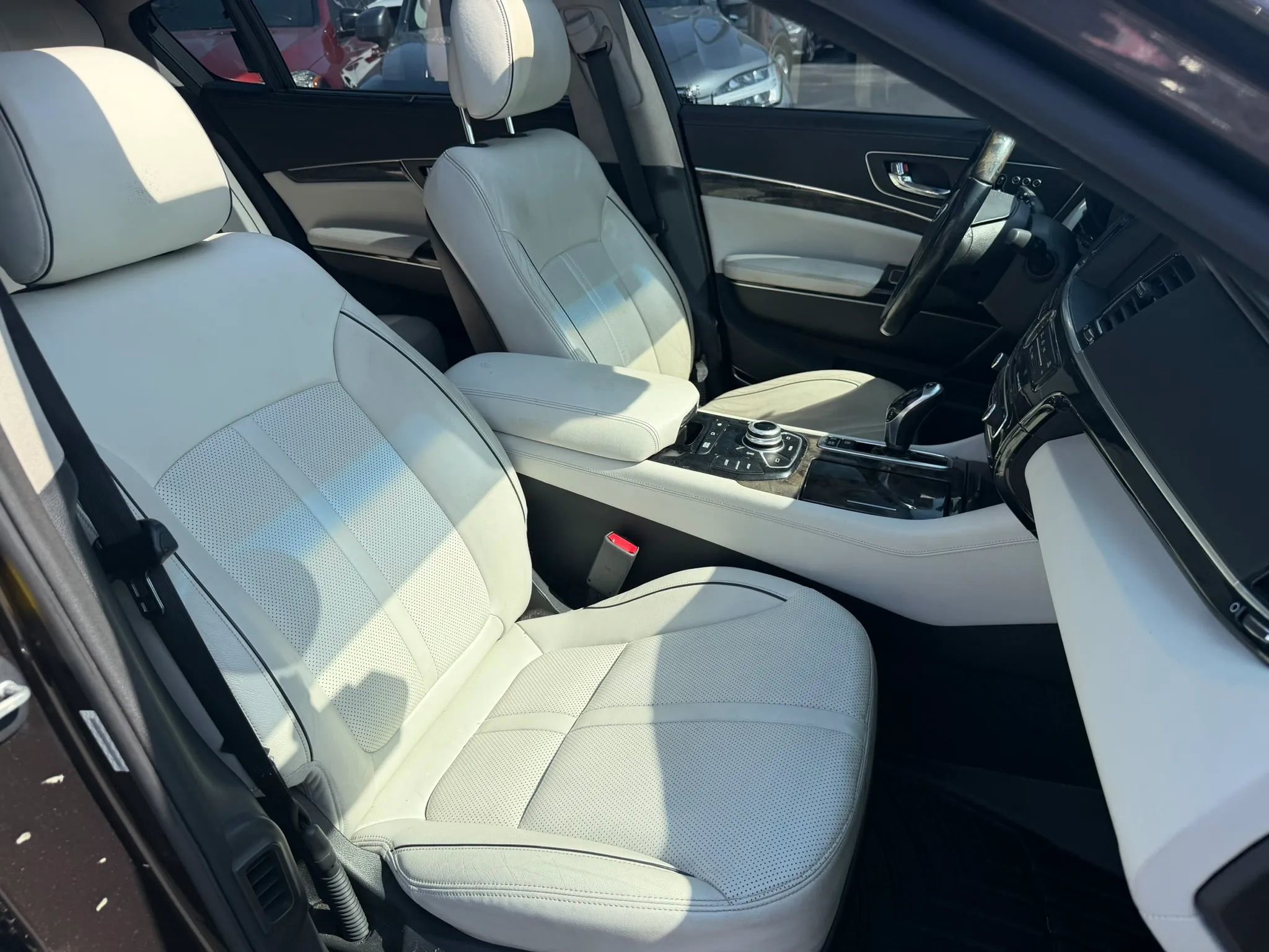 Used 2015 Kia K900 Luxury w/ VIP Package (Discontinued) RWD image 12