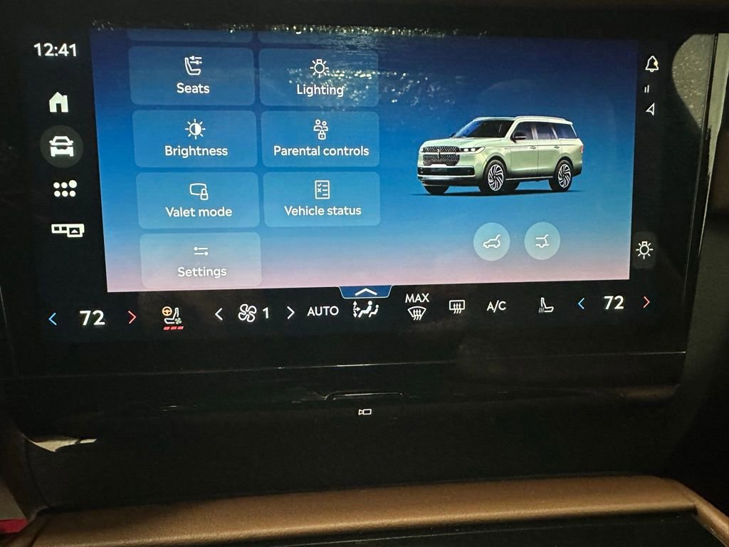 Used 2025 Lincoln Navigator Reserve image 28