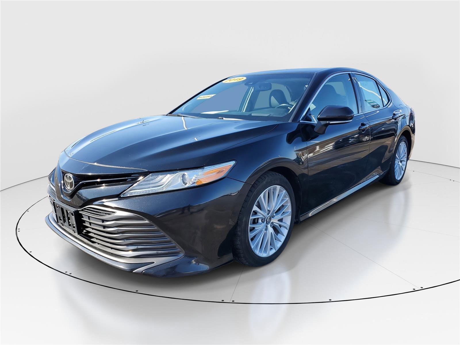 Used 2019 Toyota Camry XLE image 2
