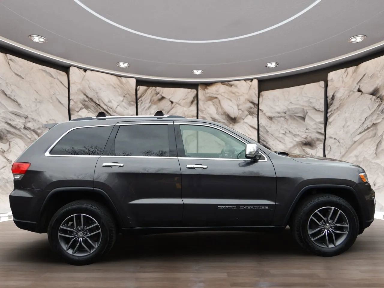 Used 2017 Jeep Grand Cherokee Limited AWD/4WD image 5