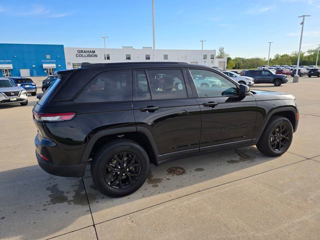 Used 2025 Jeep Grand Cherokee Altitude AWD/4WD image 14