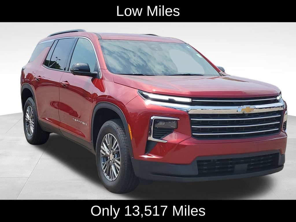 Used 2025 Chevrolet Traverse LT w/ Driver Confidence Package AWD/4WD image 2