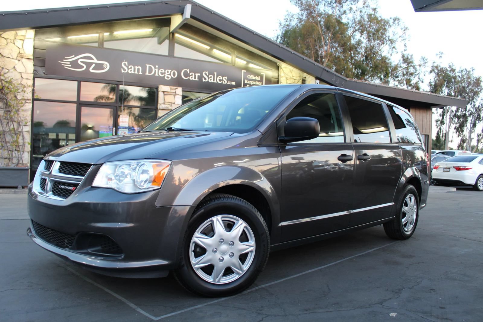Used 2019 Dodge Grand Caravan SE FWD image 1