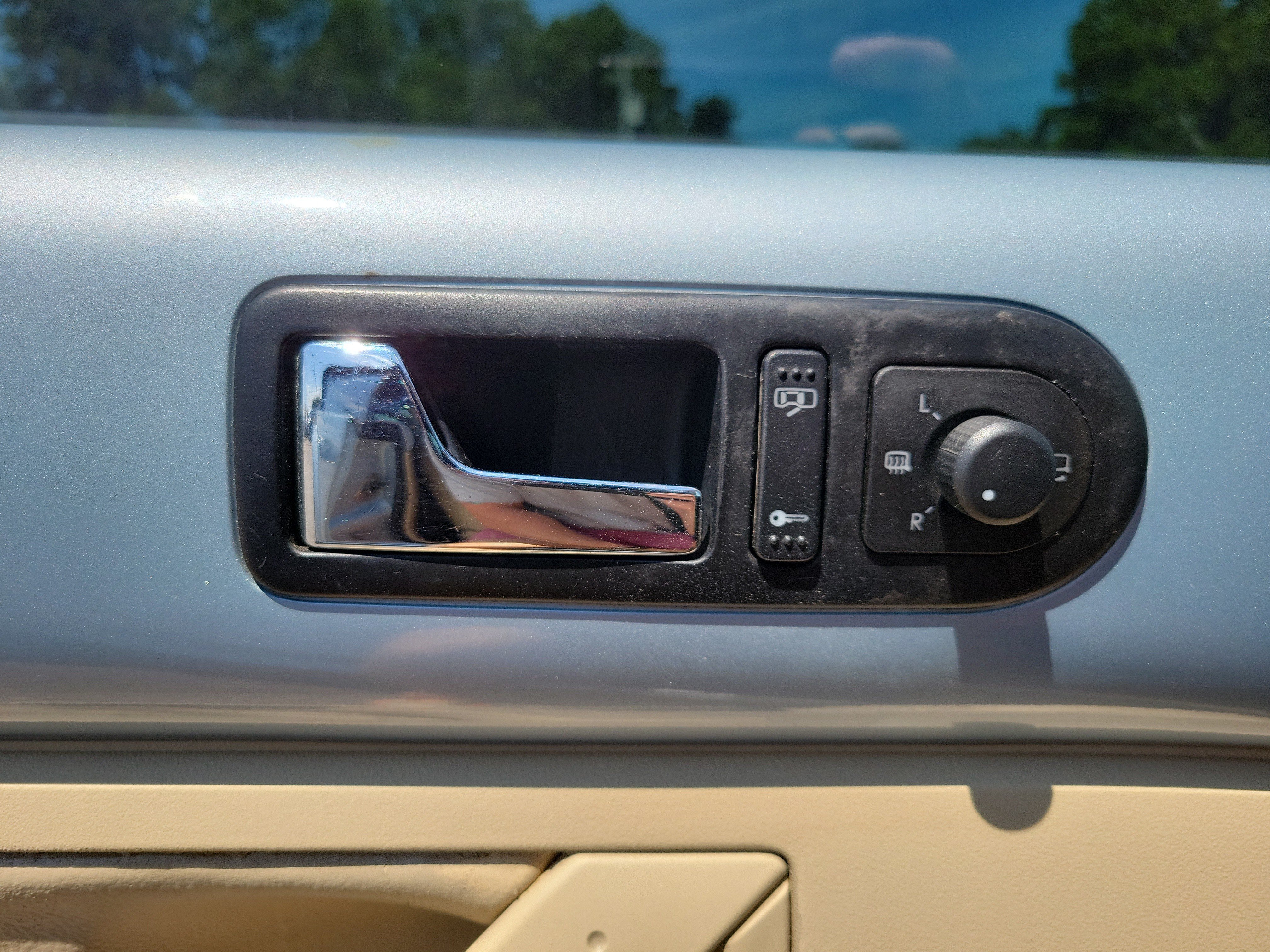 Used 2010 Volkswagen Beetle Convertible FWD image 7