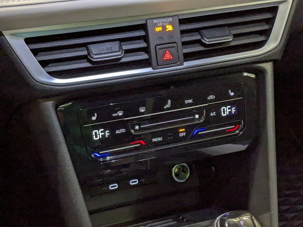 New 2025 Volkswagen Taos SE image 18