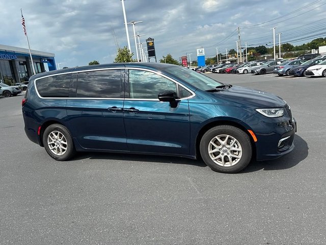 Used 2024 Chrysler Pacifica Touring-L FWD image 4