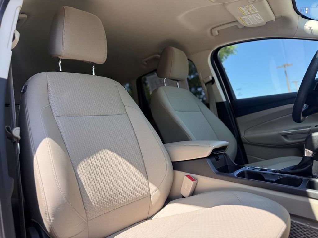 Used 2017 Ford Escape SE w/ SE Cold Weather Package AWD/4WD image 30