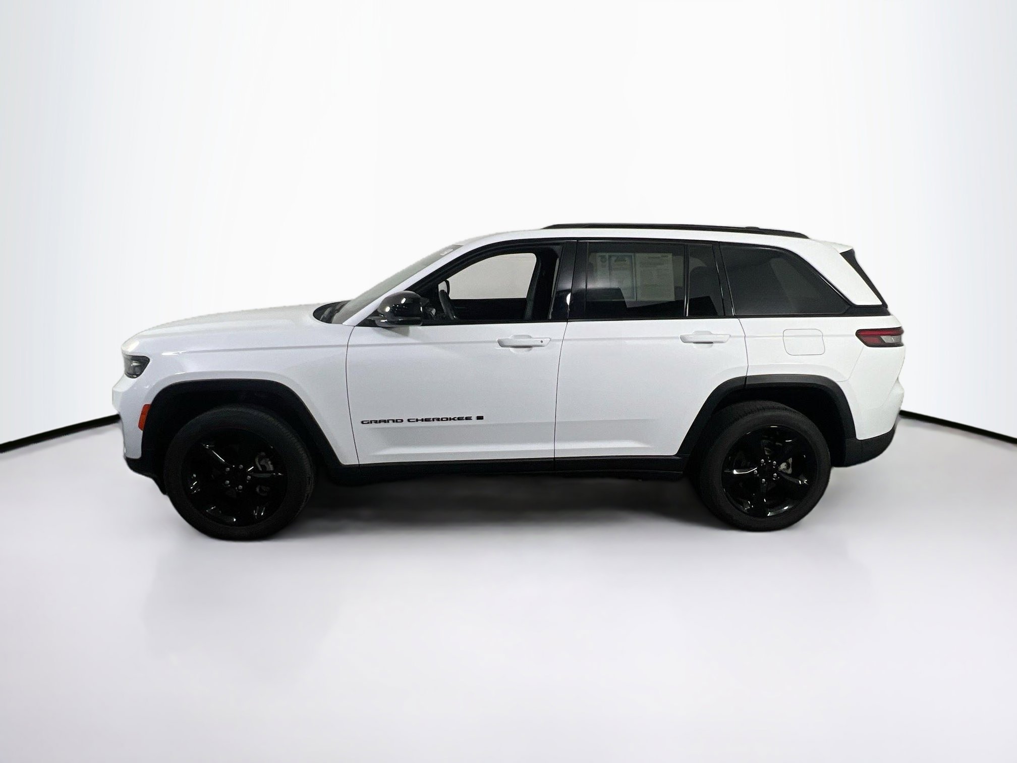 Used 2023 Jeep Grand Cherokee Altitude image 8