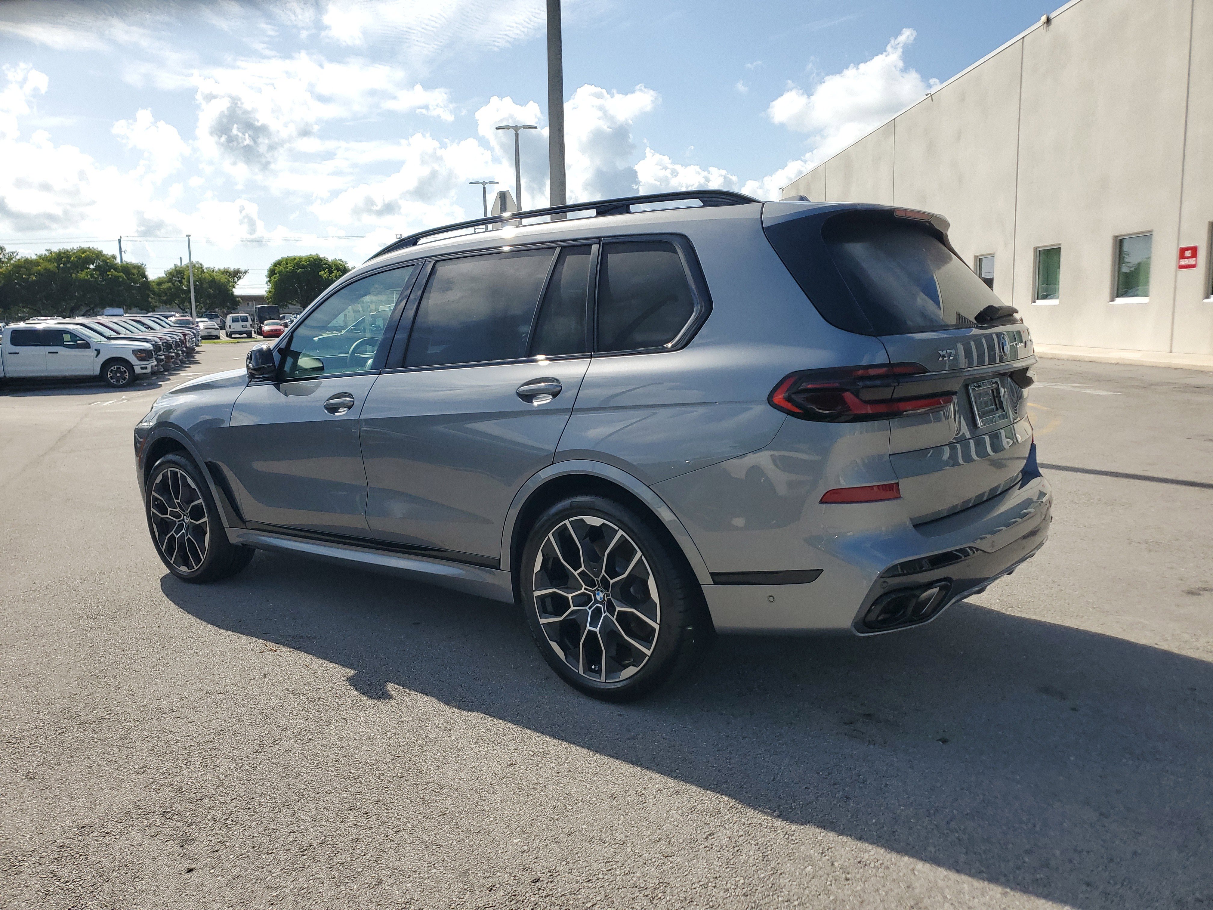 Used 2025 BMW X7 M60i w/ Executive Package image 7