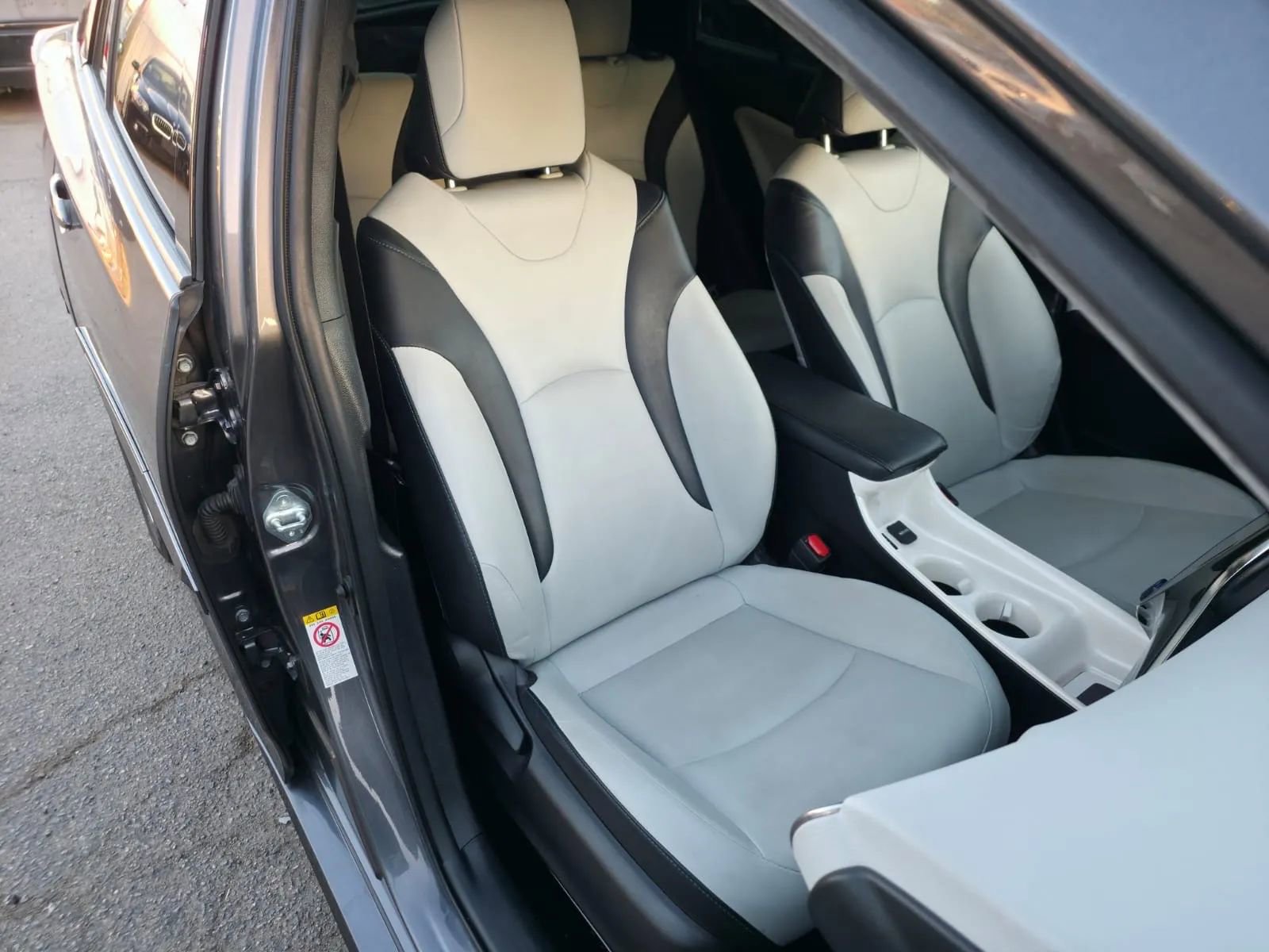 Used 2018 Toyota Prius Prime Premium image 15