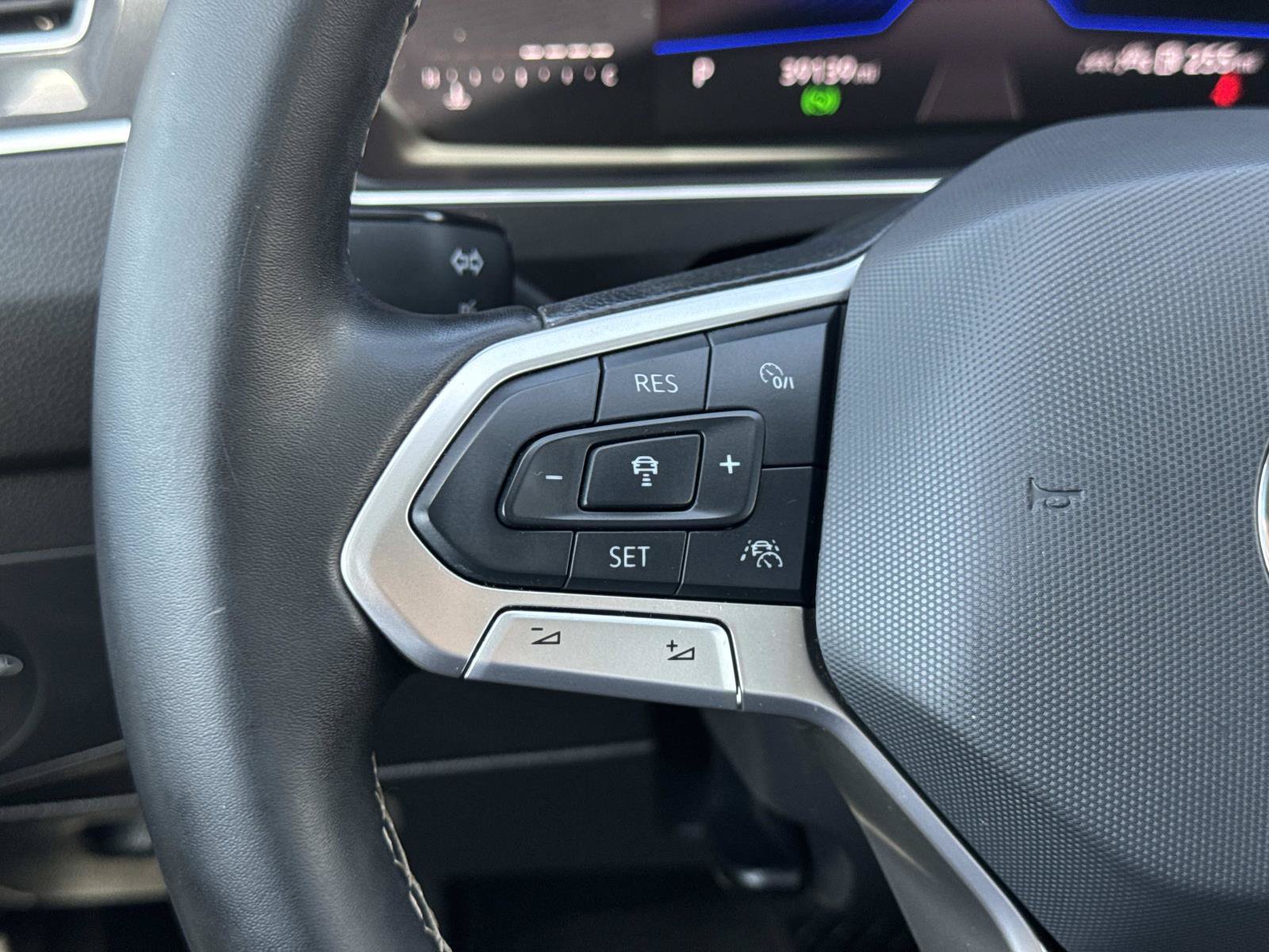 Certified 2024 Volkswagen Tiguan SE FWD image 11