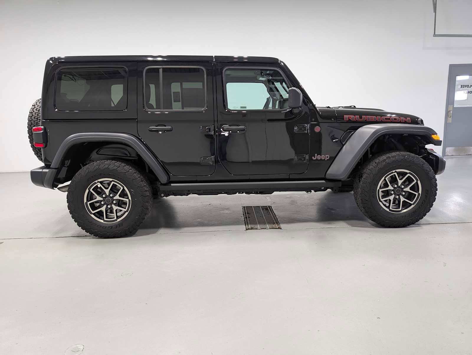 Used 2025 Jeep Wrangler Unlimited Rubicon w/ Convenience Group AWD/4WD image 7