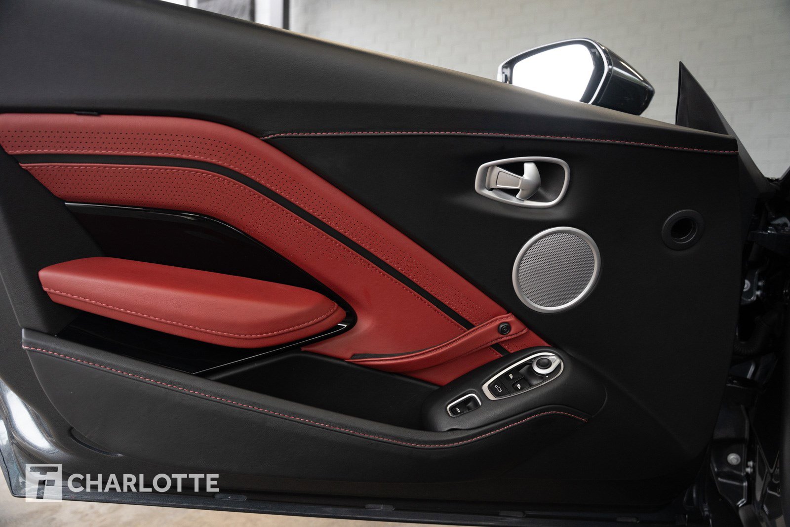 Used 2021 Aston Martin V8 Vantage Roadster image 20