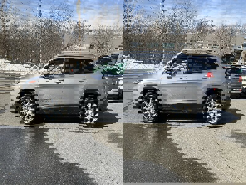 Used 2016 Jeep Cherokee Limited image 8