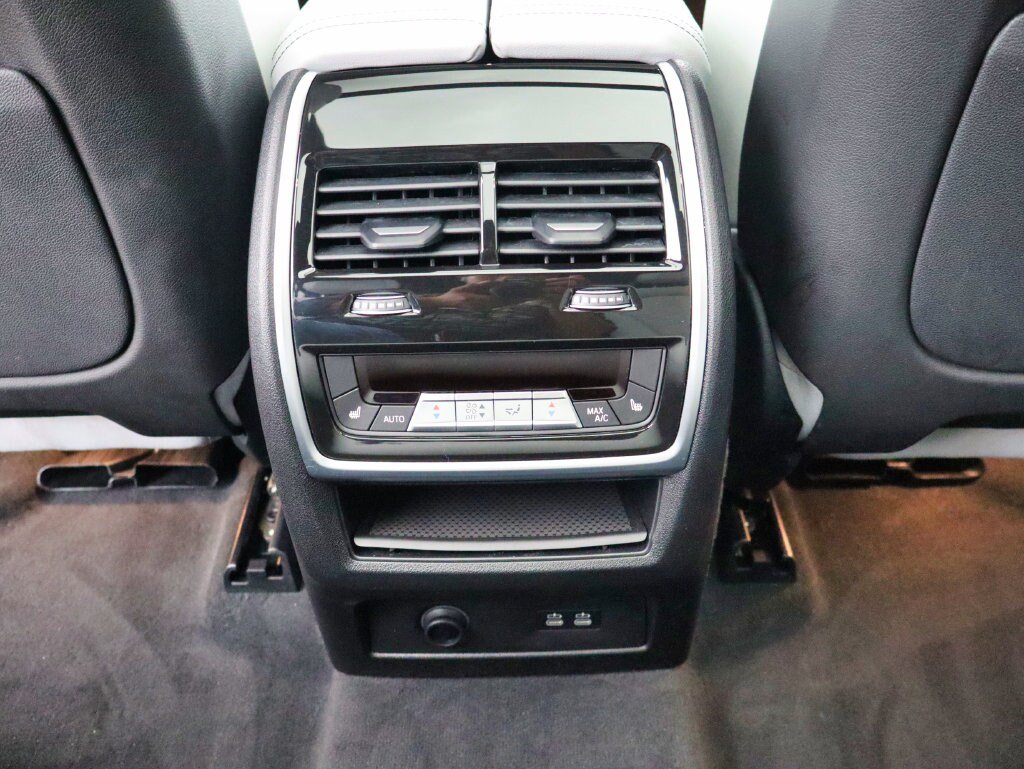 Used 2025 BMW X7 xDrive40i w/ M Sport Package AWD/4WD image 40