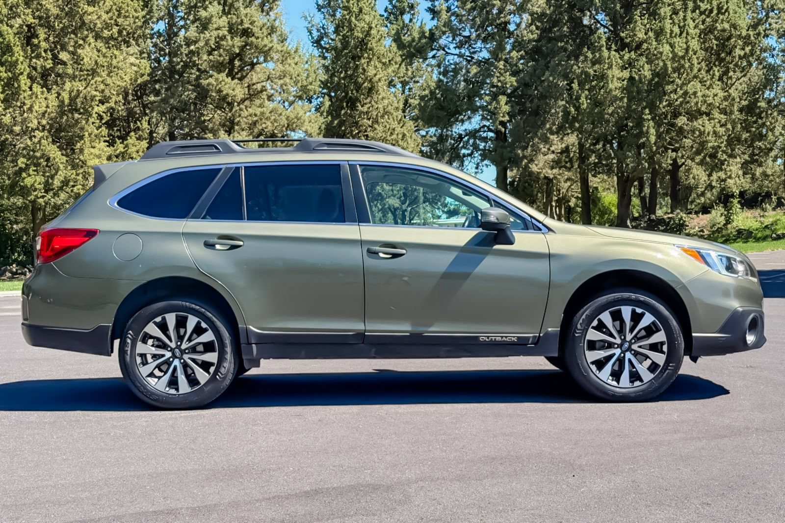 Used 2017 Subaru Outback 2.5i Limited AWD/4WD image 3
